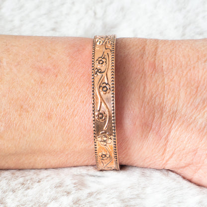 Magnetisches Kupferarmband mit Blumenmotiv