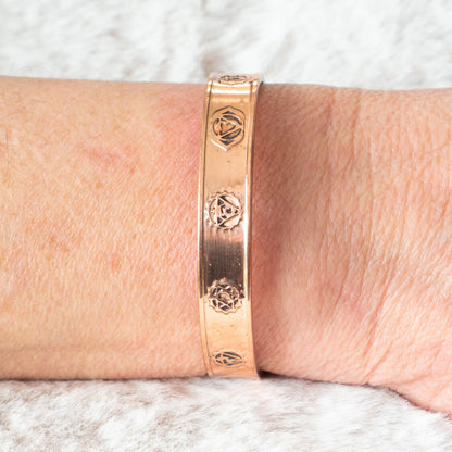 Magnetisches Kupferarmband mit Chakrasymbolen