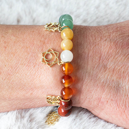 Armband mit Chakra-Symbolanhängern und Chakra-Steinen