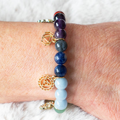 Armband mit Chakra-Symbolanhängern und Chakra-Steinen
