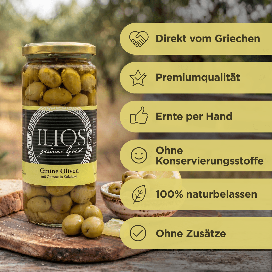 Grüne Oliven mit Zitrone in Salzlake