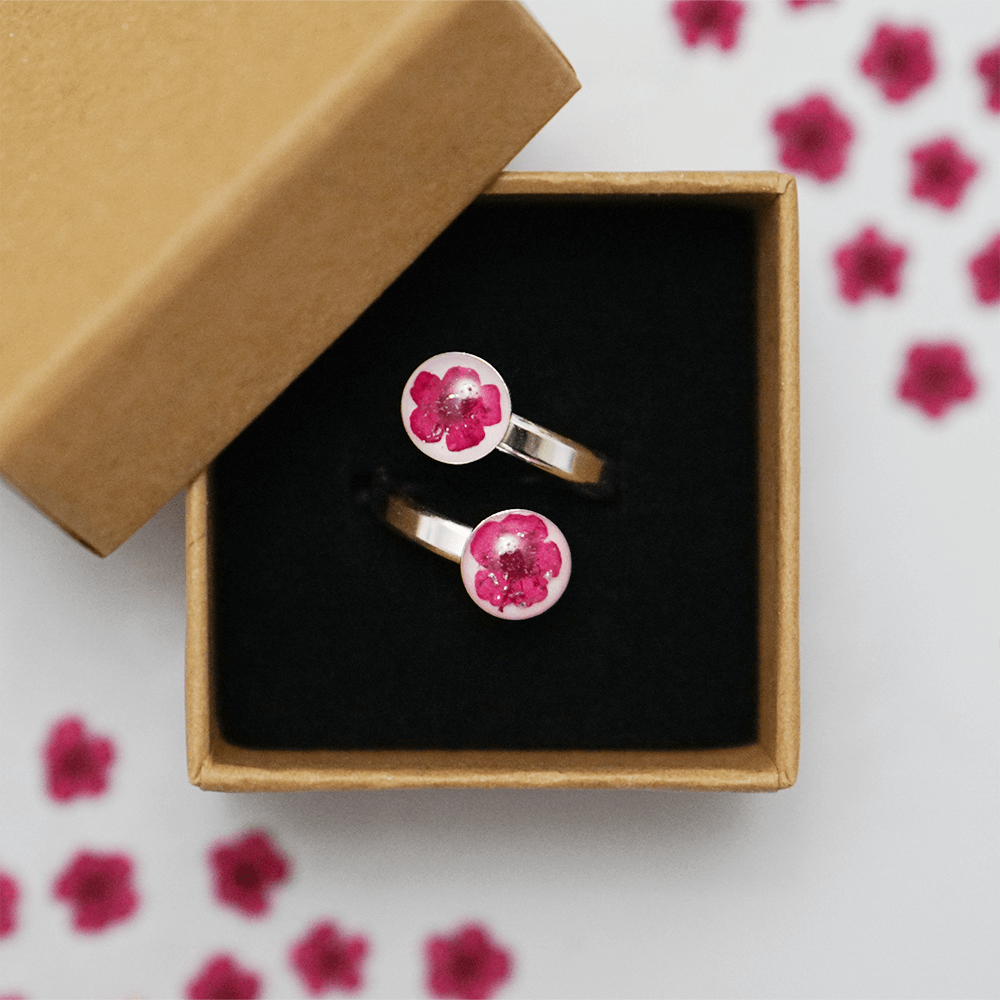 Ring mit pinker Spiere